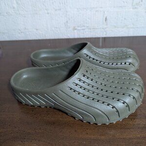 Women's size 6 green garden shoe